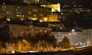 L'ancien quartier des tisseurs de soie, les Canuts, à noter la dimension des fenêtres très haute, pour la lumière, ils vivaient à côté de leurs métiers à tisser